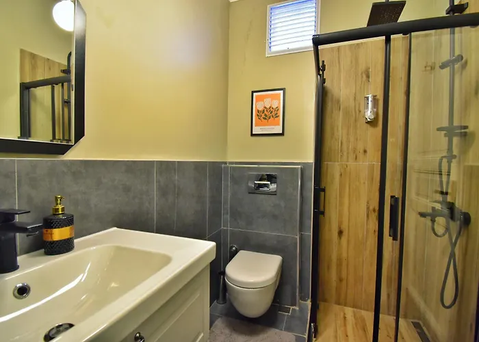 Cozy Renovated 3br Near Taksim- Santur D10 *